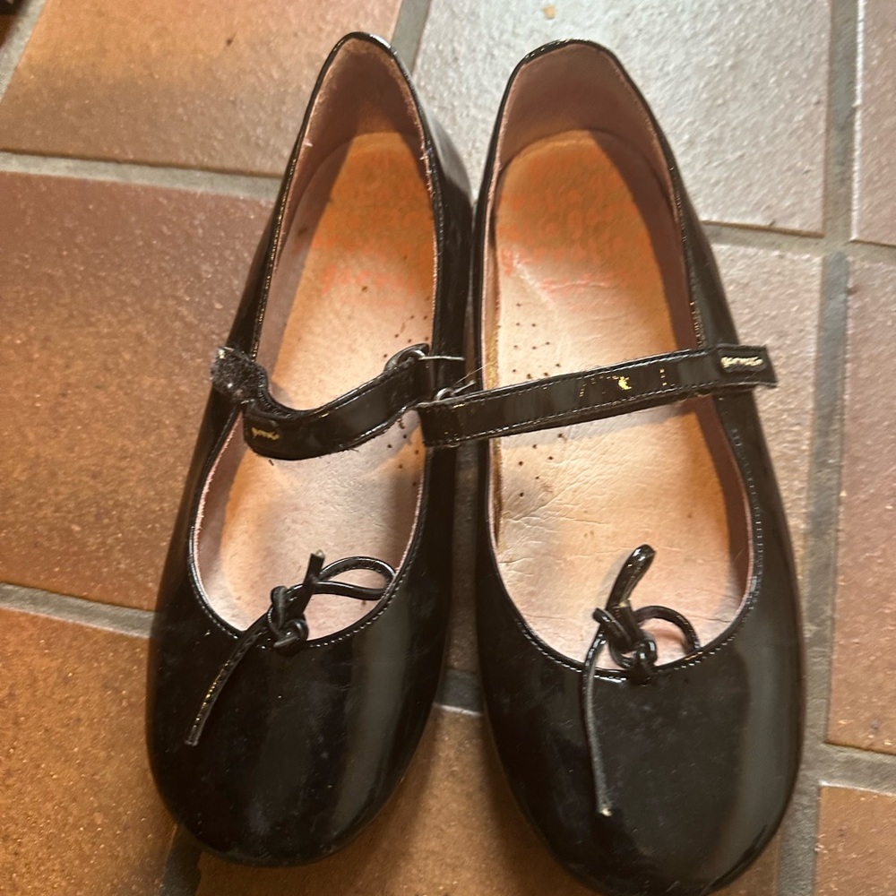 Black patent mary janes sz 34 European 2.5-3 US